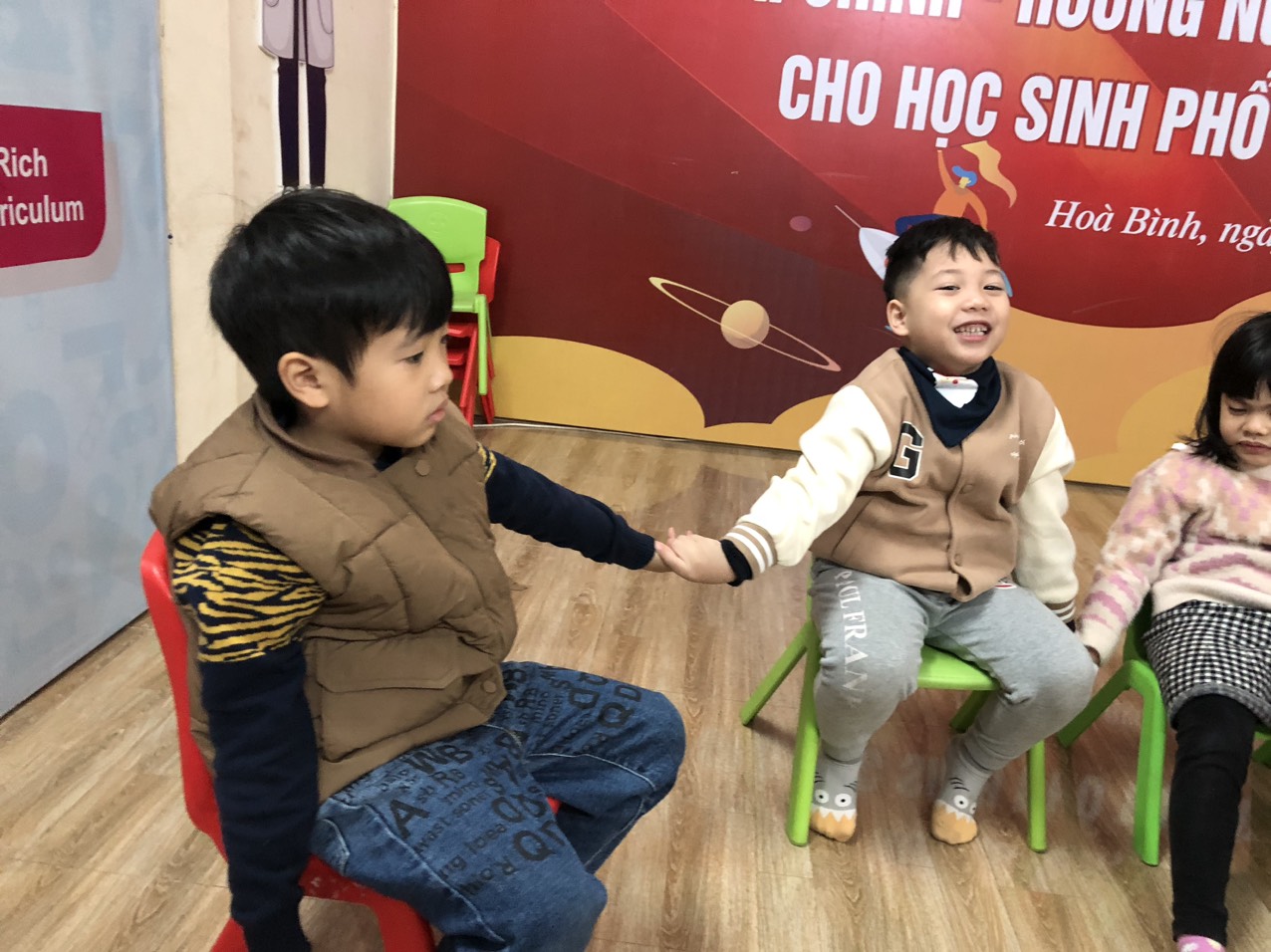 Phần khởi động làm quen với trò chơi "Thượng để cần" gắn kết các bé lại với nhau