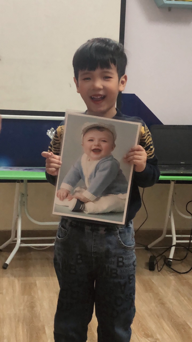 Biểu cảm theo tranh ảnh của bé Phúc An trong khóa học MC nhí tại trung tâm.