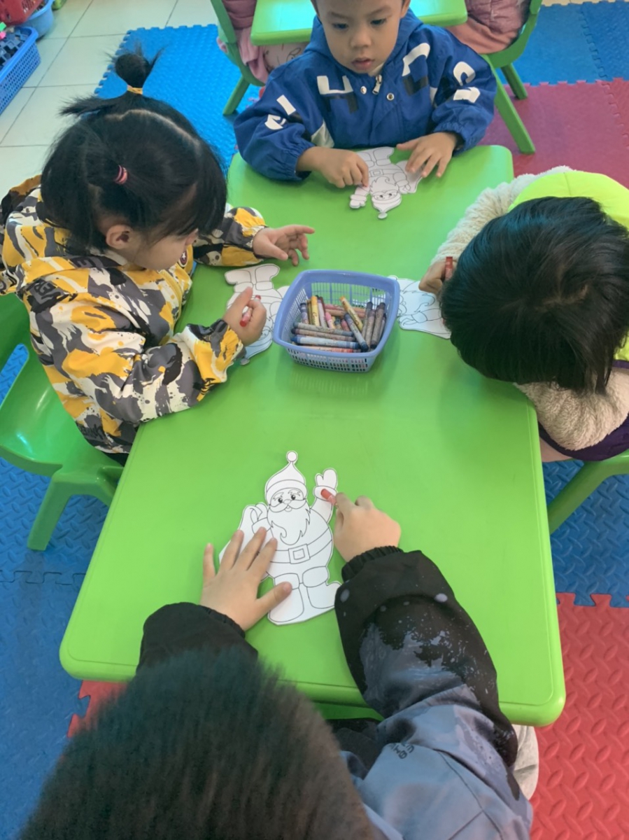 Các bé lớp 3 tuổi A Trường mầm non Đồng Tiến, TP. Hòa Bình đang tự mình tô màu cho ông già Noel nhân dịp ngày lễ giáng sinh.