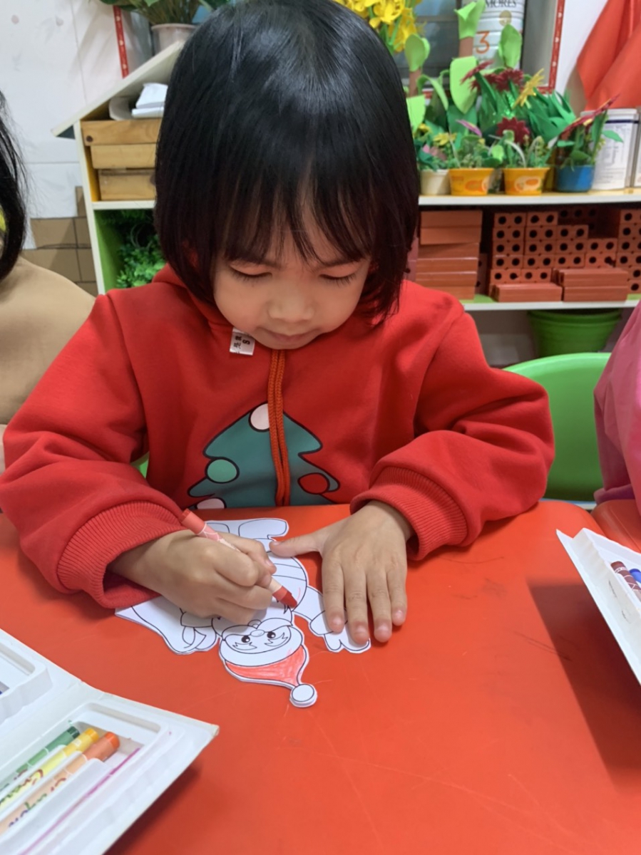 Học sinh lớp 5 tuổi A trường mầm non Đồng Tiến, Tp. Hòa Bình hào hứng với sản phẩm tô màu ông già Noel năm 2022.