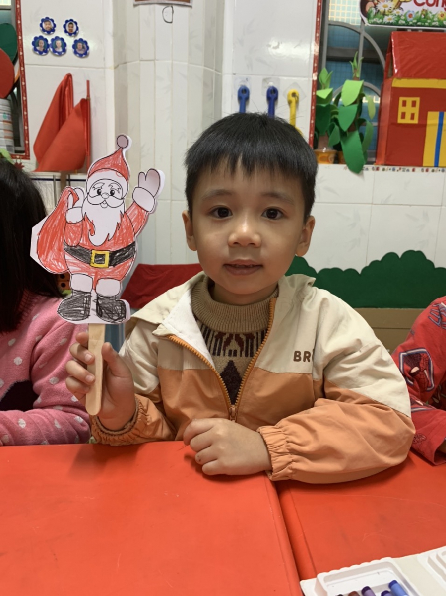 Học sinh lớp 5 tuổi A với sản phẩm sáng tạo của mình.