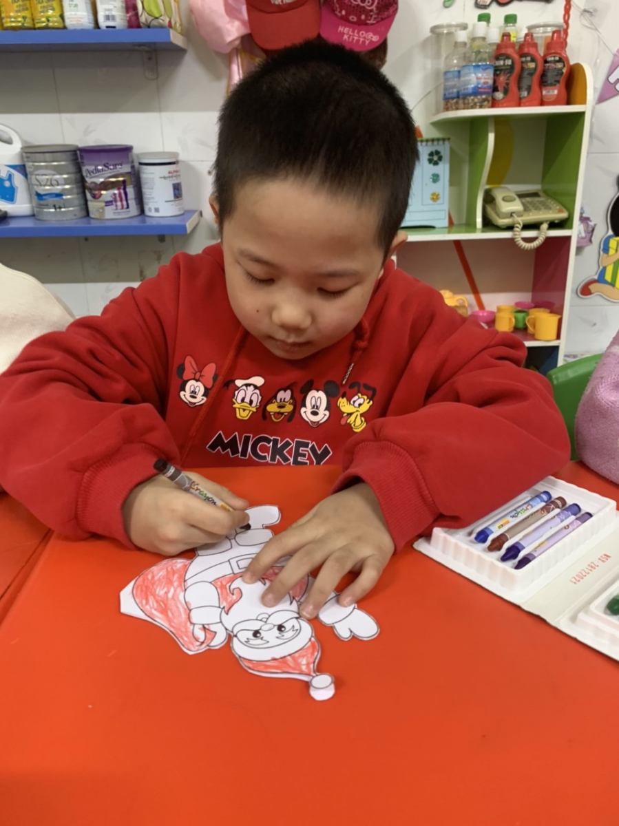 Học sinh lớp 5 tuổi A Trường mầm non Đồng Tiến, Tp. Hòa Bình với sản phẩm Ông già Noel.