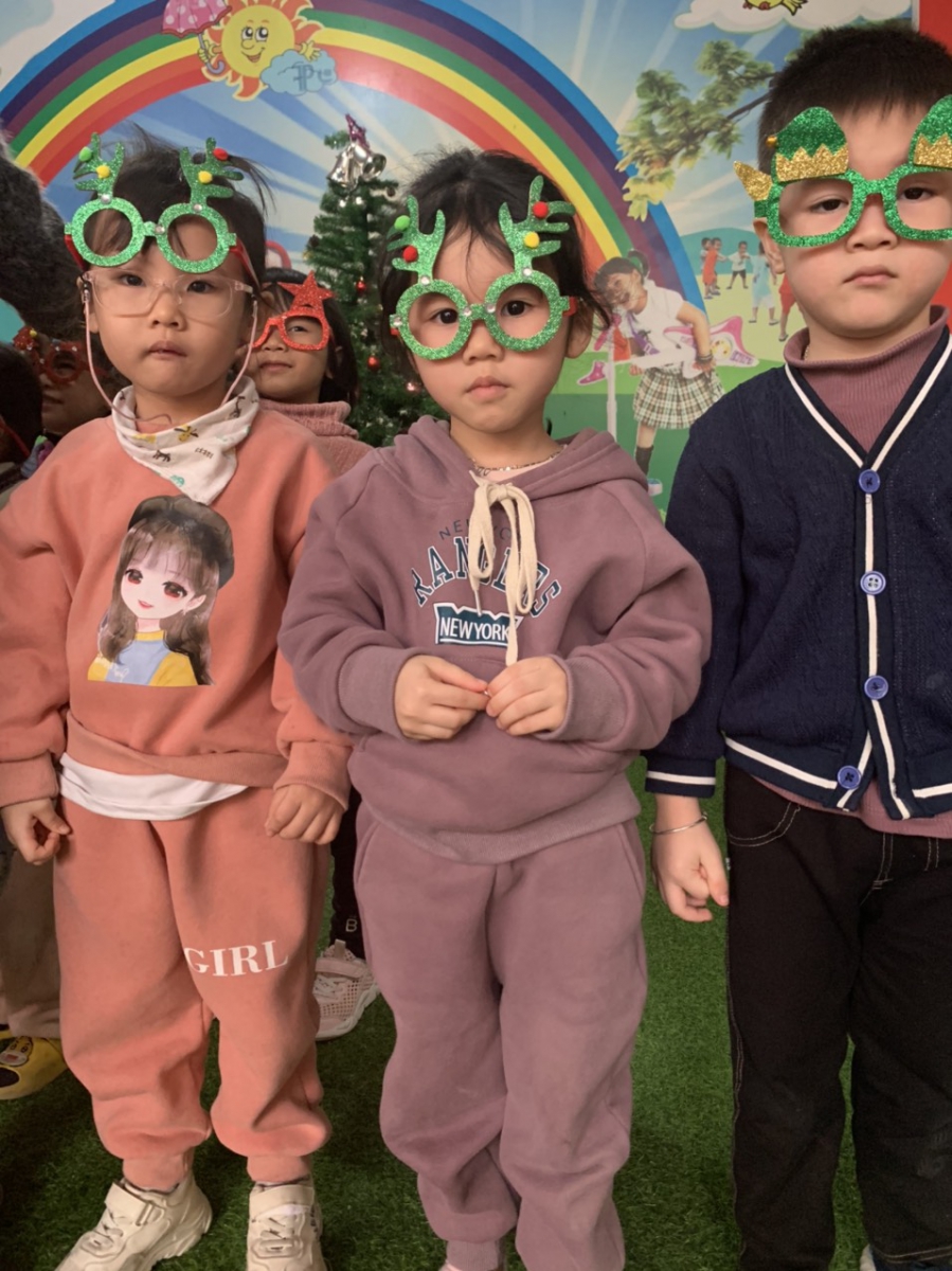 Các bé lđang hào hứng với từng món quà mà mình mong đợi từ ông già Noel