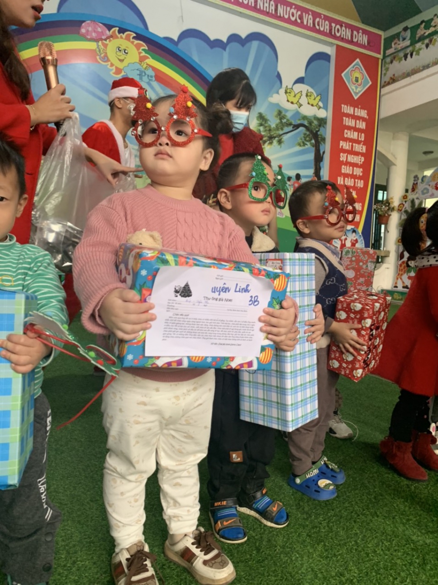 Niềm vui của các bé khi nhận được quà Noel từ ông già Noel