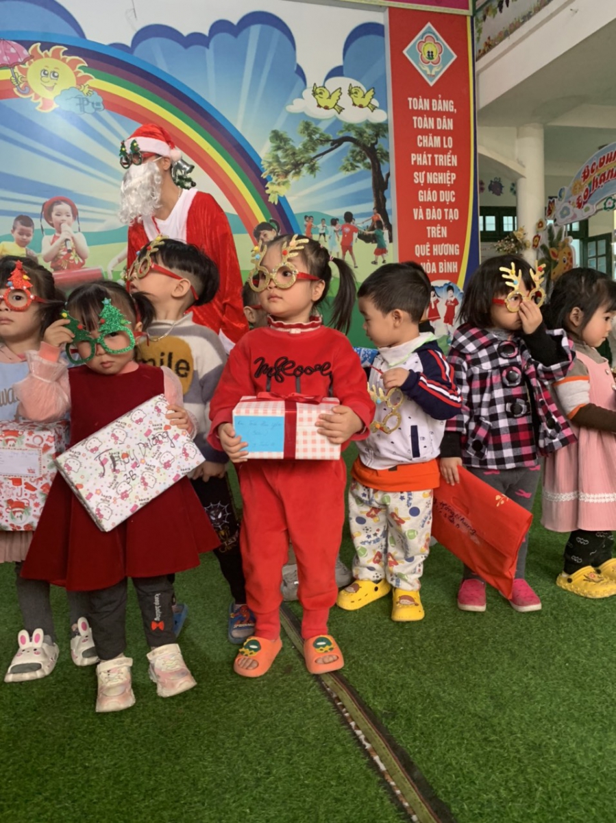 Các bé nhận quà Noel trong không khí rất vui và háo hức.