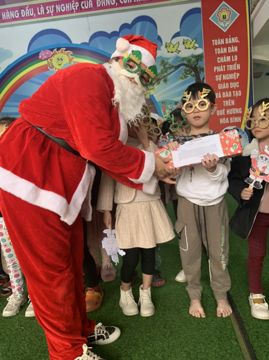 Ông già Noel của Trung tâm phát triển tài năng Superkids Việt Nam đang trao quà cho các bé trường mầm non Tân Thịnh A