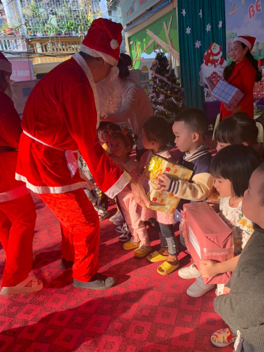 Không khí vui vẻ và hạnh phúc khi được ông già Noel trao tặng quà nhân dịp ngày lễ Noel