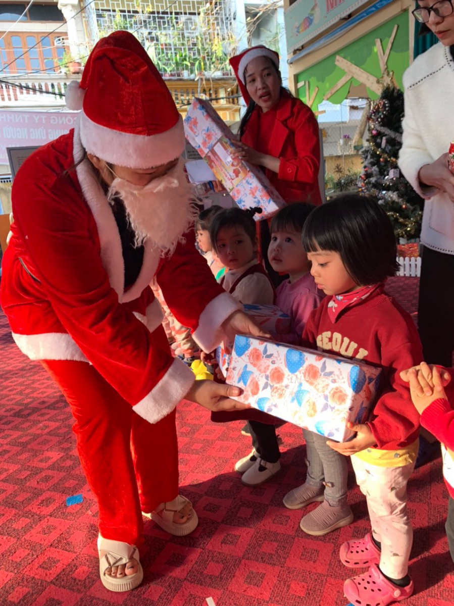 Ông già Noel phát quà cho các bé trong không khí ấm áp của ngày lễ Noel