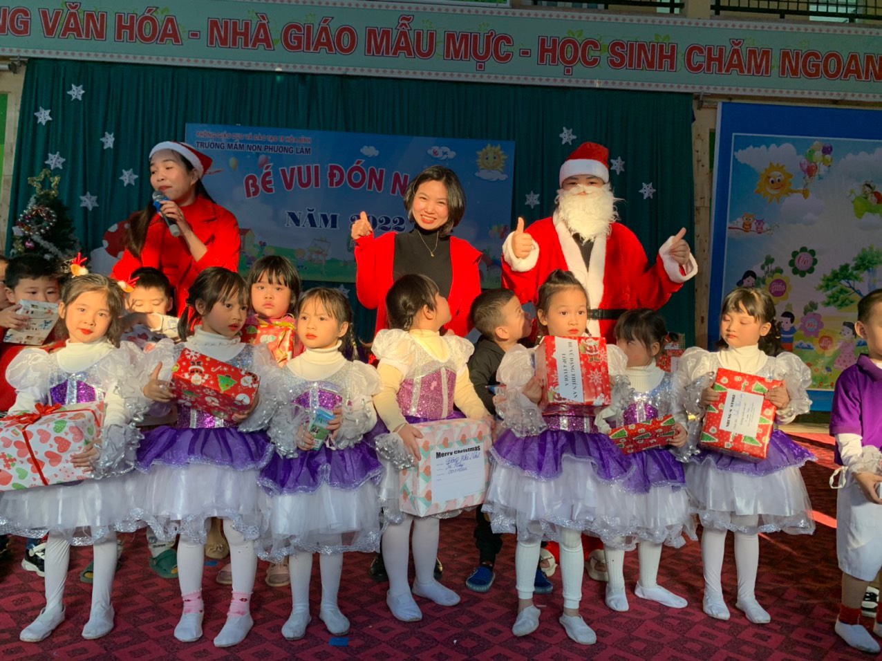 Hoạt động phát quà cho các bé từ ông già Noel