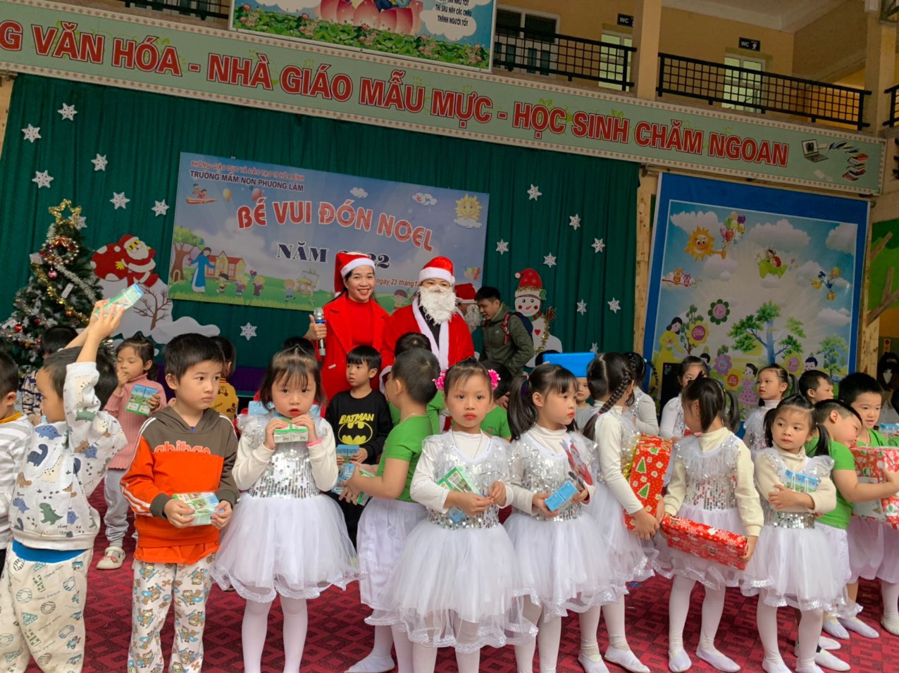 Phần trao tặng quà từ ông già Noel đến cho các bé theo lớp