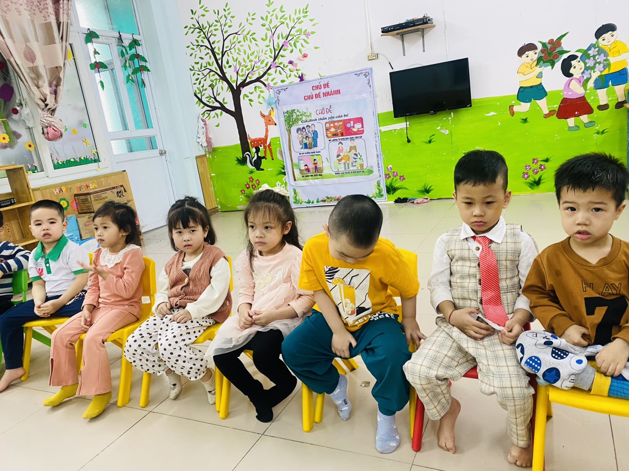 Tiết học an toàn với những đồ vật sắc nhọn của các bé khối Donal, Trường mầm non tư thục Sao Mai, tp. Hòa Bình, Tỉnh Hòa Bình.