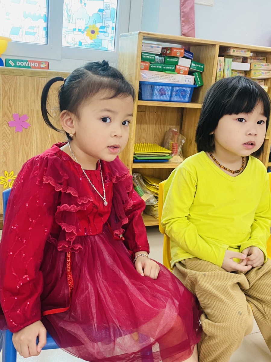 Các bé khối Donal đang chú ý lắng nghe giáo viên giảng dạy phân tích về tác hại của các vật thể nhọn