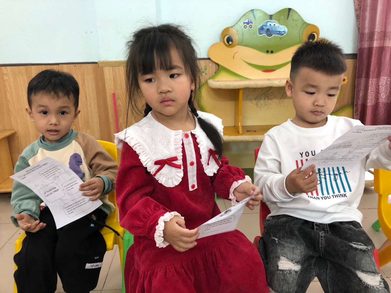 Sau những tiết học các bé sẽ nhận những phiếu bài tập từ giáo viên giảng dạy kỹ năng sỗng