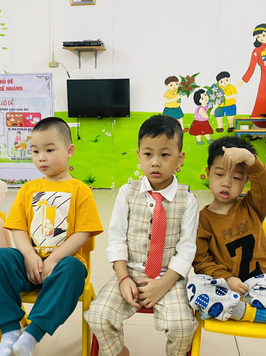 Các bé chú ý lắng nghe những đặc điểm của những vật sắc nhọn.