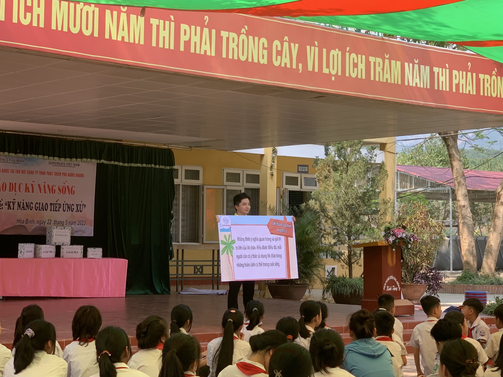 Các em học sinh học cách ứng xử trong giao tiếp qua các gợi ý câu hỏi