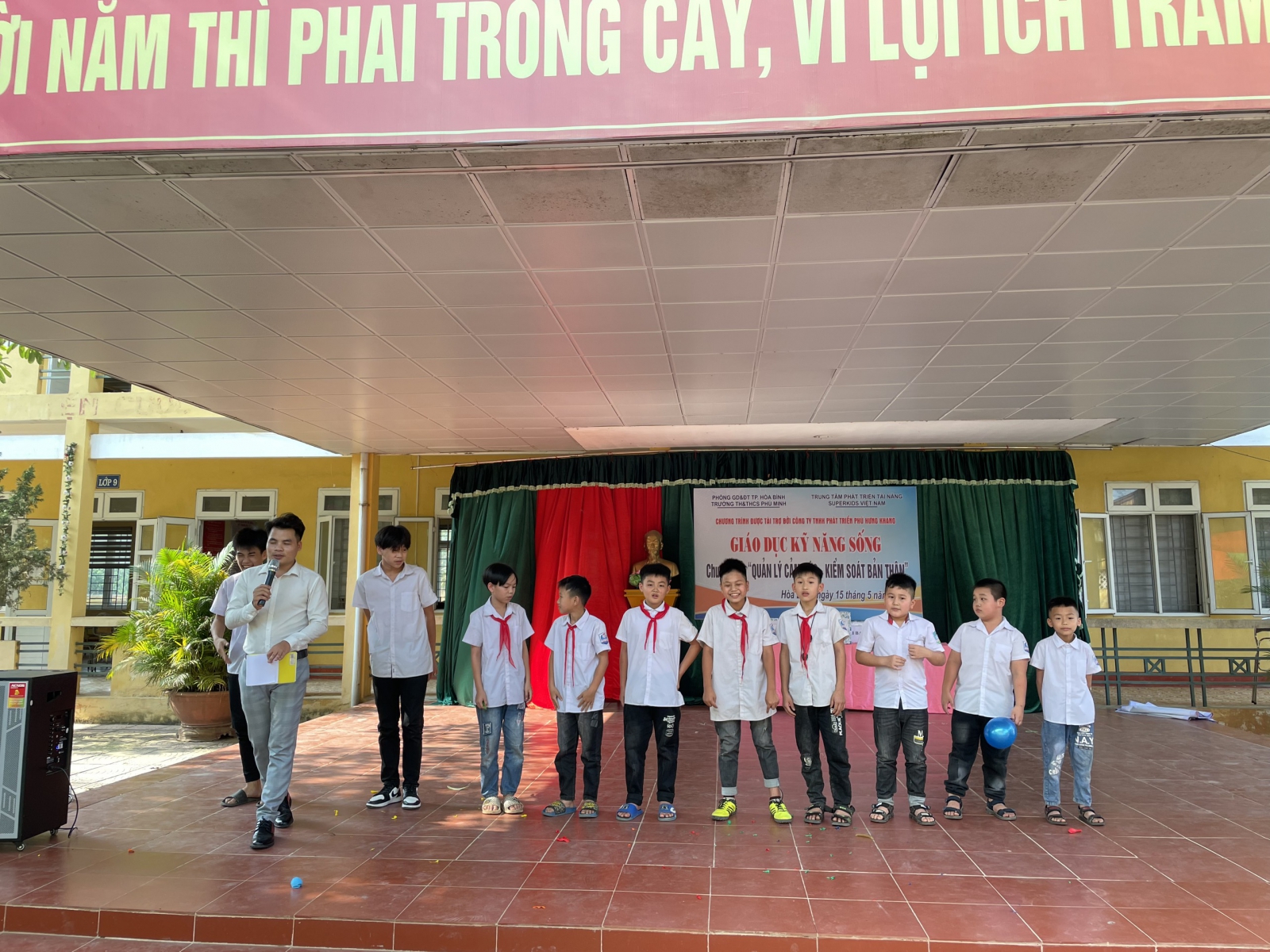 Ảnh chuyên đề cùng thầy cô và các em học sinh tại trường TH và THCS Phú Minh, tp. Hòa Bình.