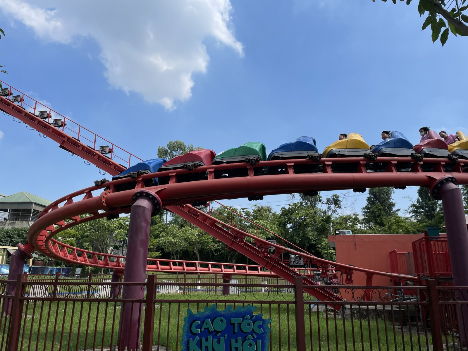 Thiên đường Bảo Sơn còn hấp dẫn bởi các trò chơi mạo hiểm và hấp dẫn