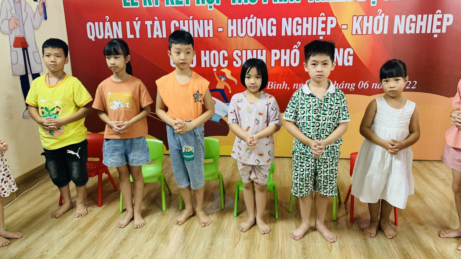 Học sinh thực hành kỹ năng đứng trên sân khấu