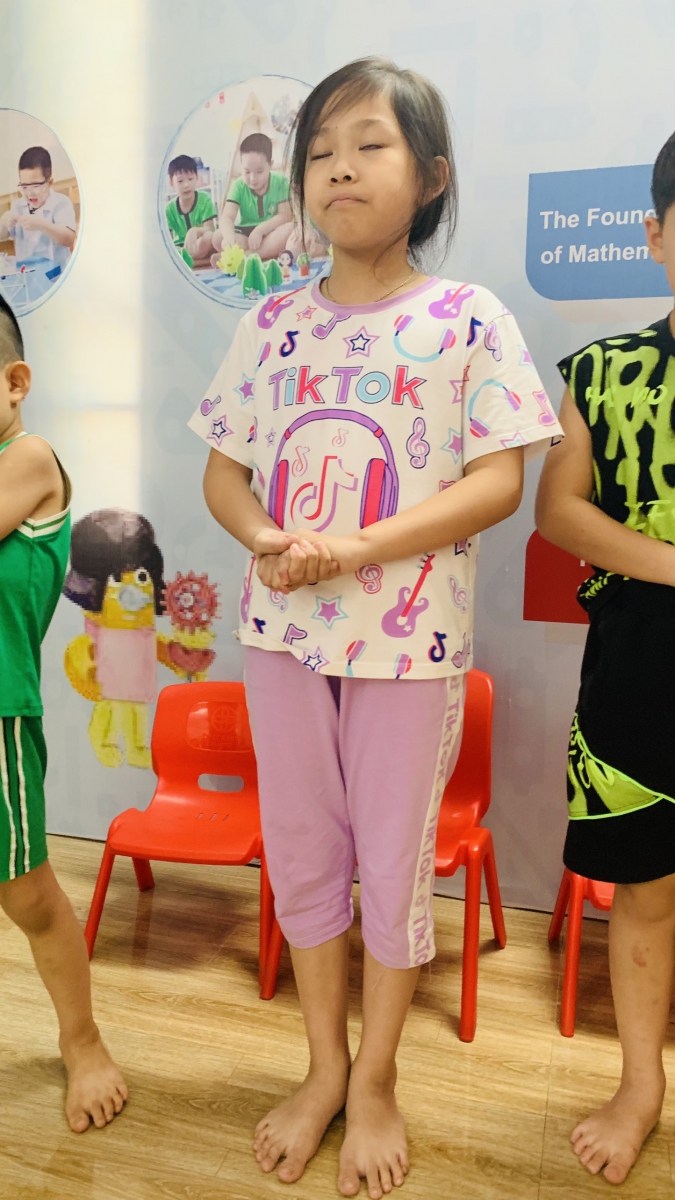 Học sinh với những thao tác tay giúp các em tự tin trên sân khấu