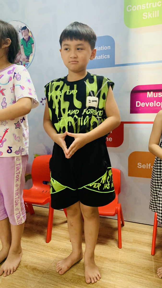 Học sinh thực hành các tư thế để tay trên sân khấu