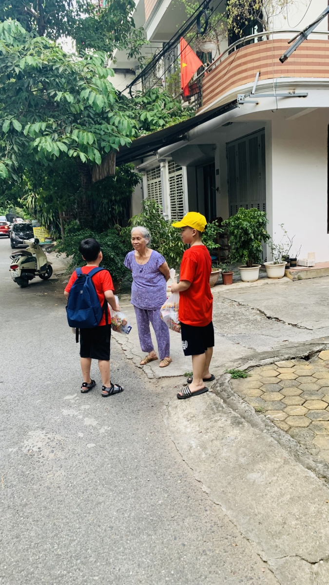 Học sinh bán hàng cho những người dân xung quanh phường Phương Lâm, tp. Hòa Bình. 