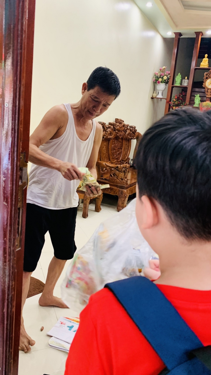 Học sinh được sự ủng hộ mua hàng của người dân.