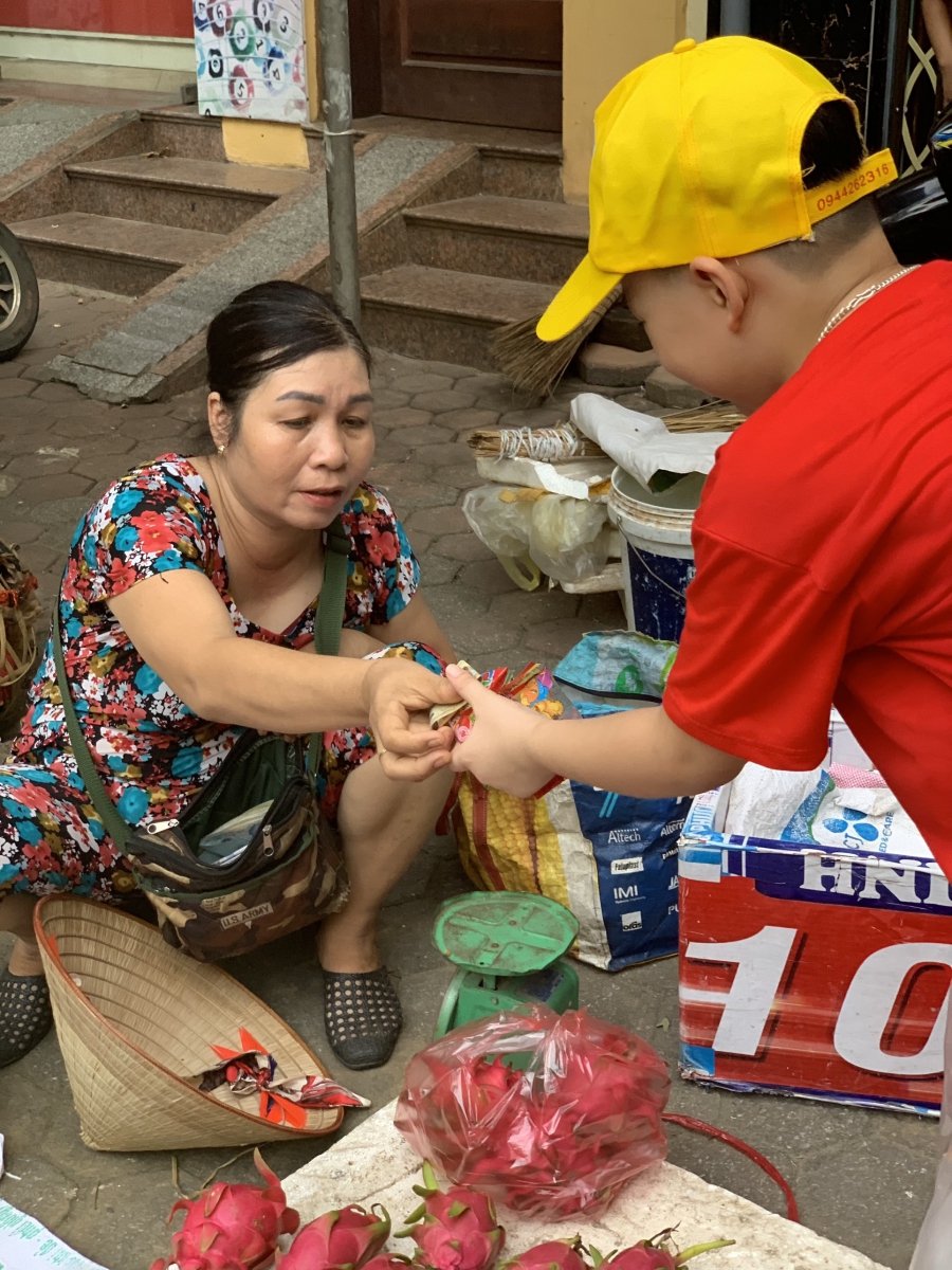 Học sinh đang thực hiện bán hàng cho người dân xung 
