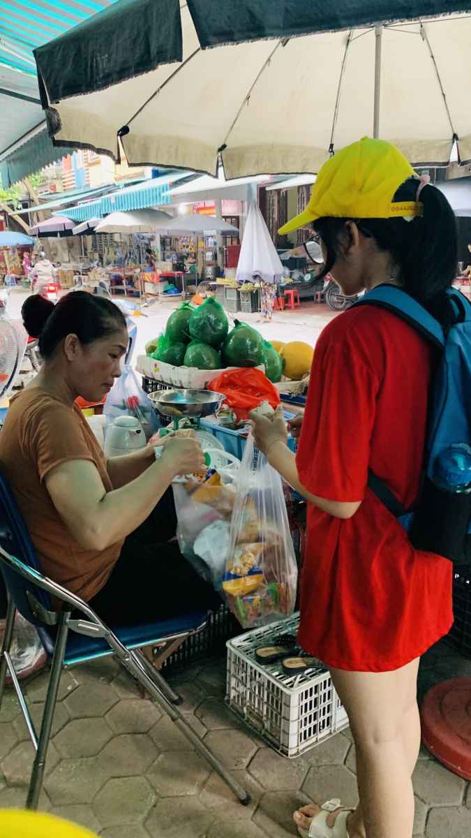 Các bạn học sinh đang giới thiệu sản phẩm cho mọi người xung quanh.