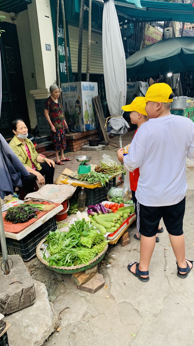 Hình ảnh các em học sinh giới thiệu sản phẩm mình bán