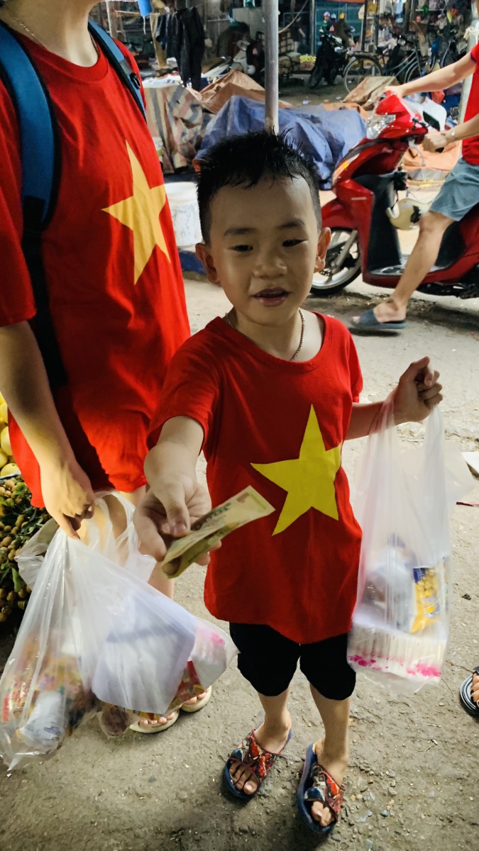 Các em học sinh vui và háo hức khi nhận được tiền từ khách hàng.