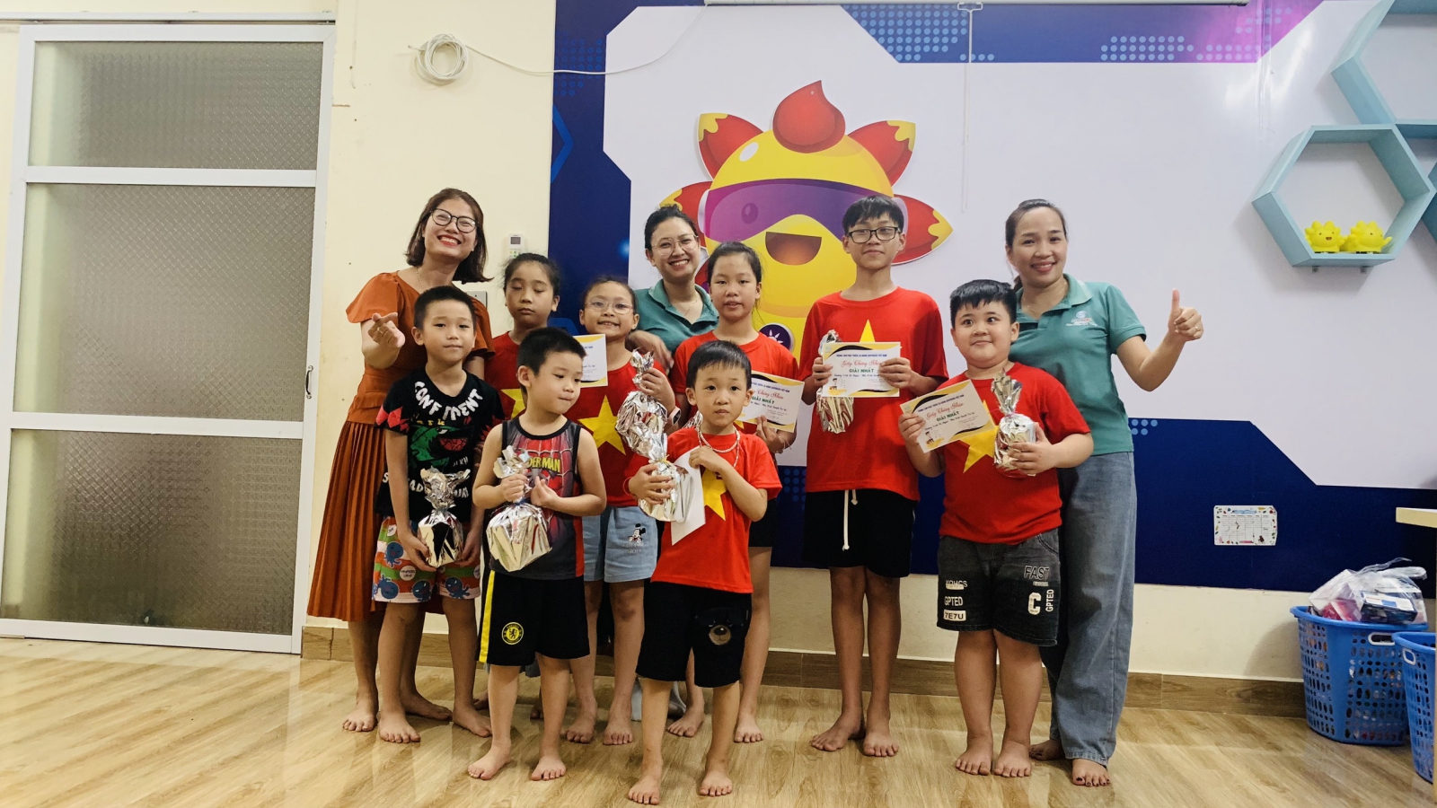 Các em học sinh cùng các cô giáo trung tâm tại buổi lễ ra quân chương trình "Nhà kinh doanh tài ba"