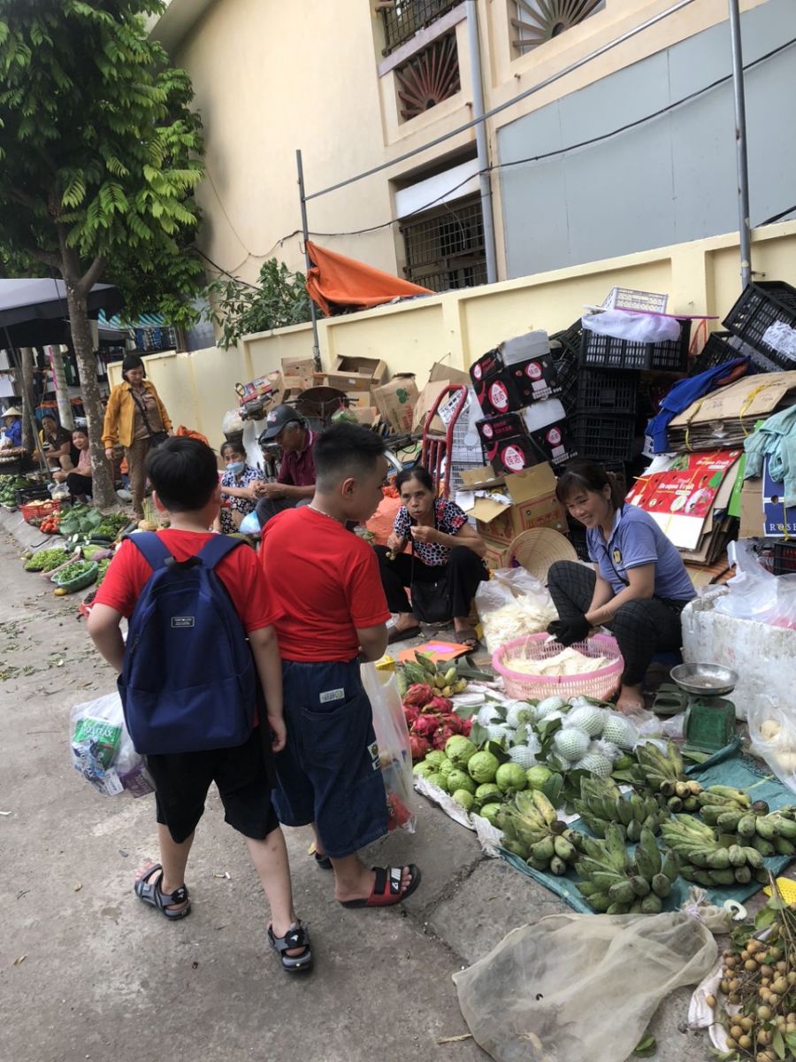 Hình ảnh các em nhóm 1 giới thiệu hàng