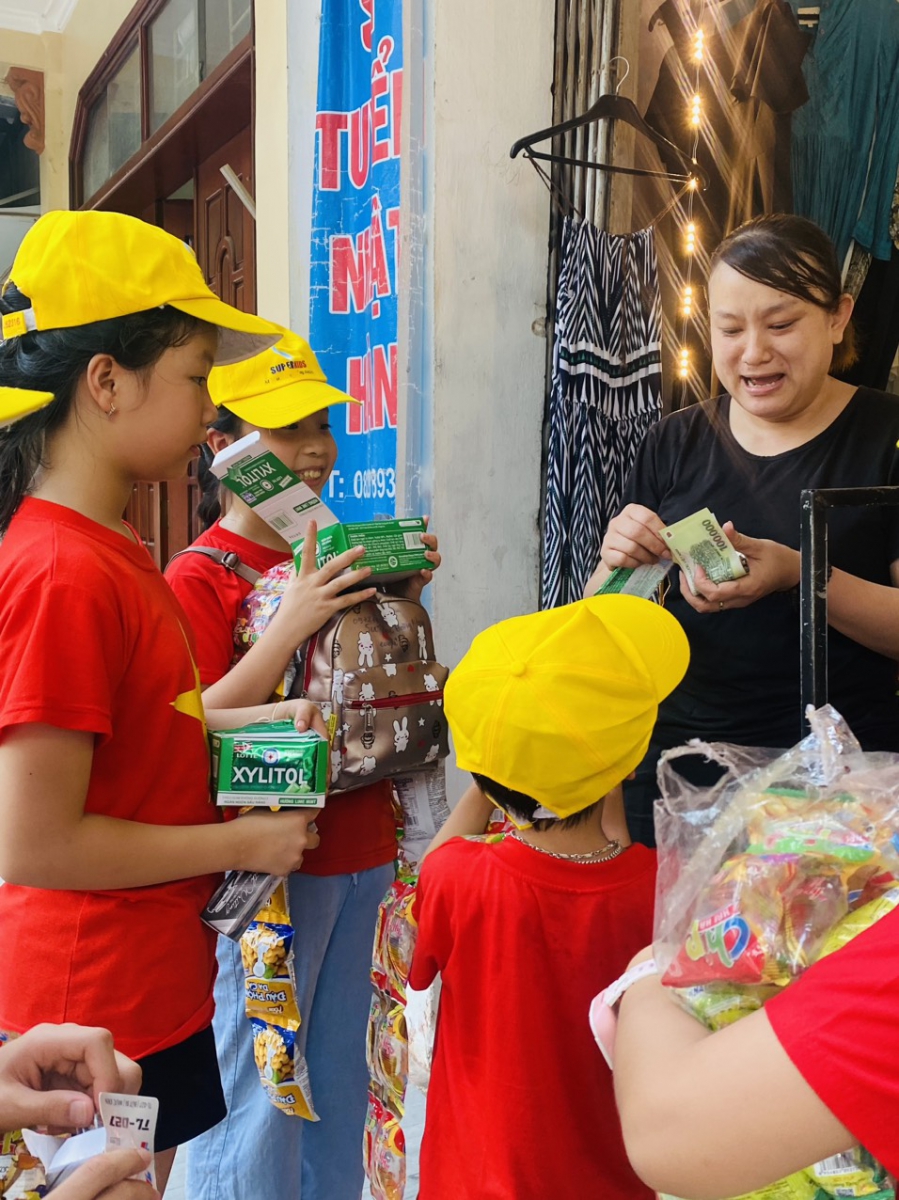 Hình ảnh các em bán hàng cho khách tại các gian hàng trên phố