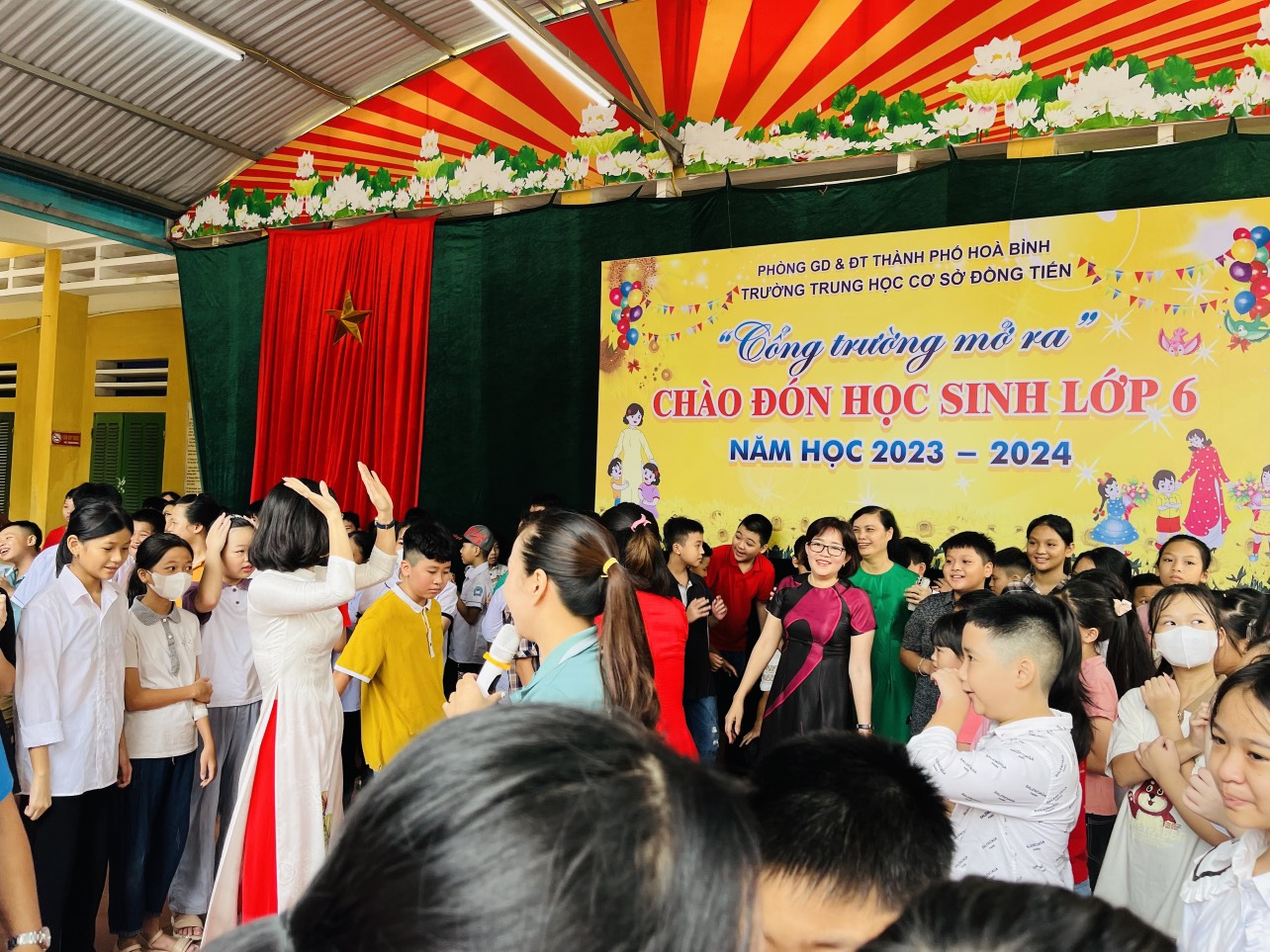 Lễ chào đón các em học sinh lớp 6 trường THCS Đồng Tiến. thành phố Hòa Bình.