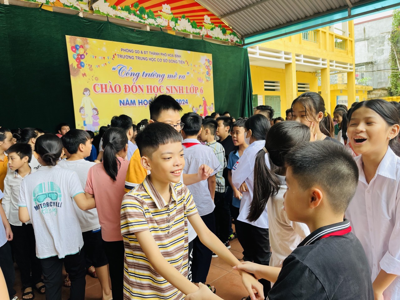 Các em học sinh vui nhộn với các trò chơi