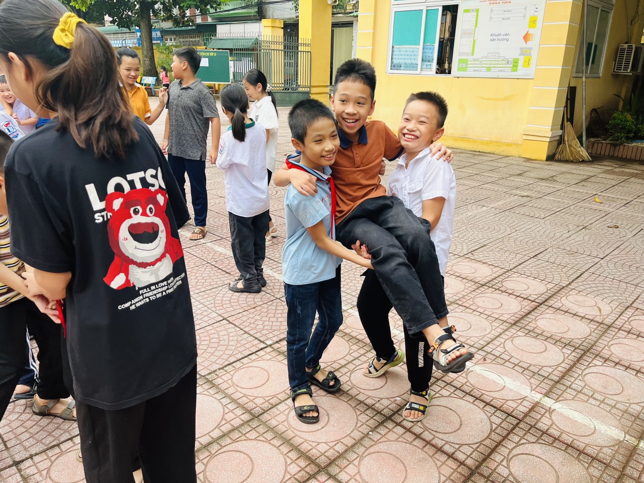 Hình ảnh các em học sinh thi đua dành chiến thắng qua các trò chơi