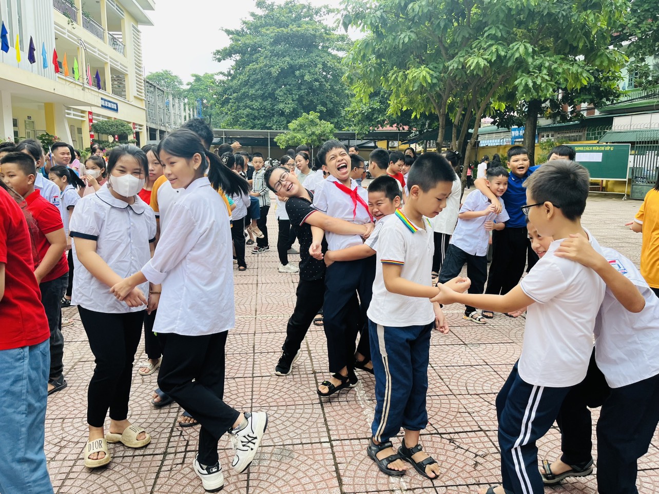 Các em học sinh hào hứng và vui nhộn trong các trò chơi