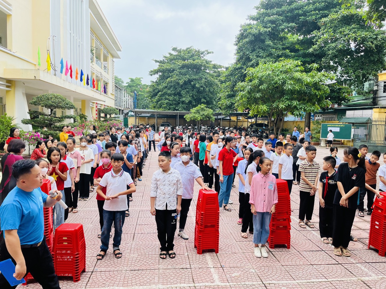 Hình ảnh các em học sinh trong ngày lễ đón chào các em học sinh lớp 6