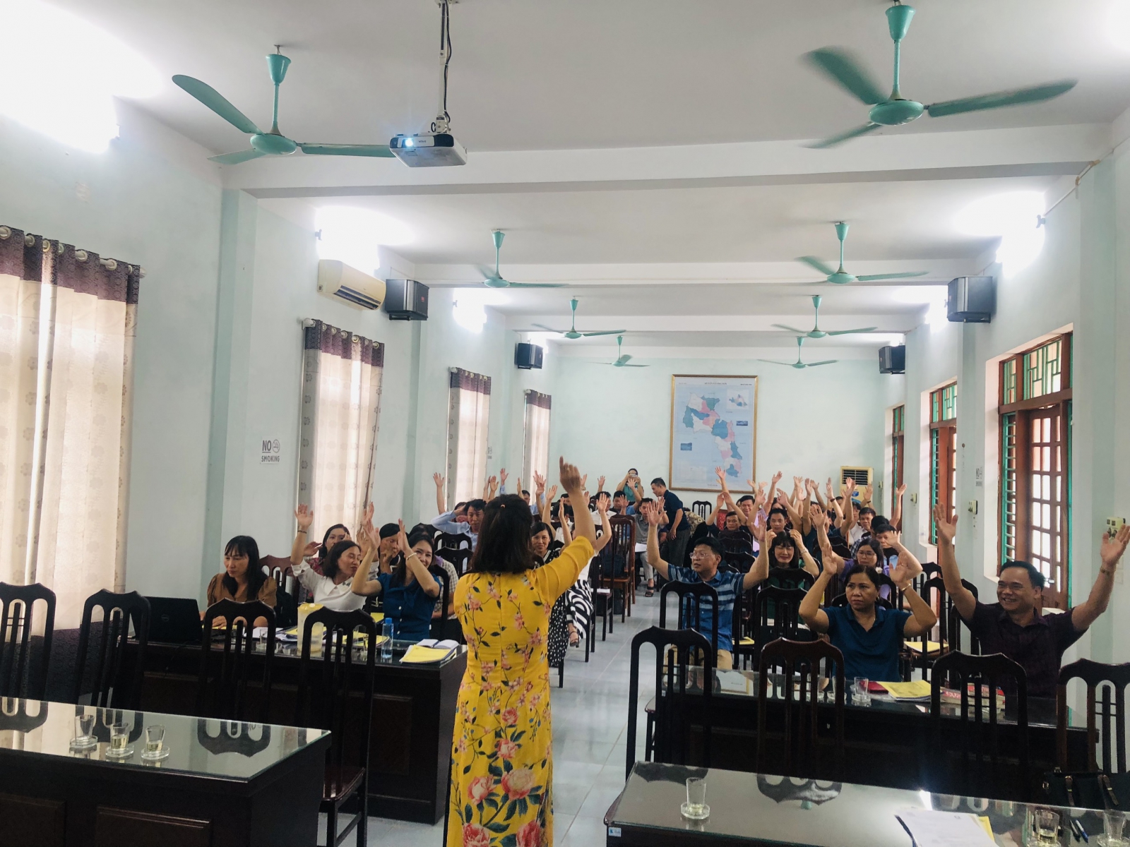 Khởi động đầu giờ vui nhộn cùng thầy cô giáo phòng GD&ĐT huyện Lương Sơn, tỉnh Hòa Bình