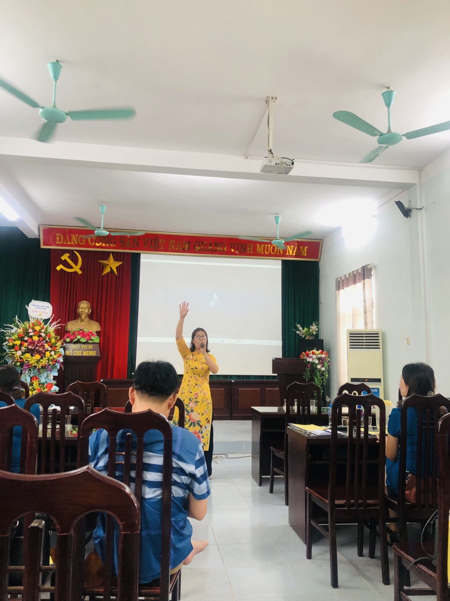 Giám đốc trung tâm bà Lê Nhàn chia sẻ về các chương trình Kỹ năng sống