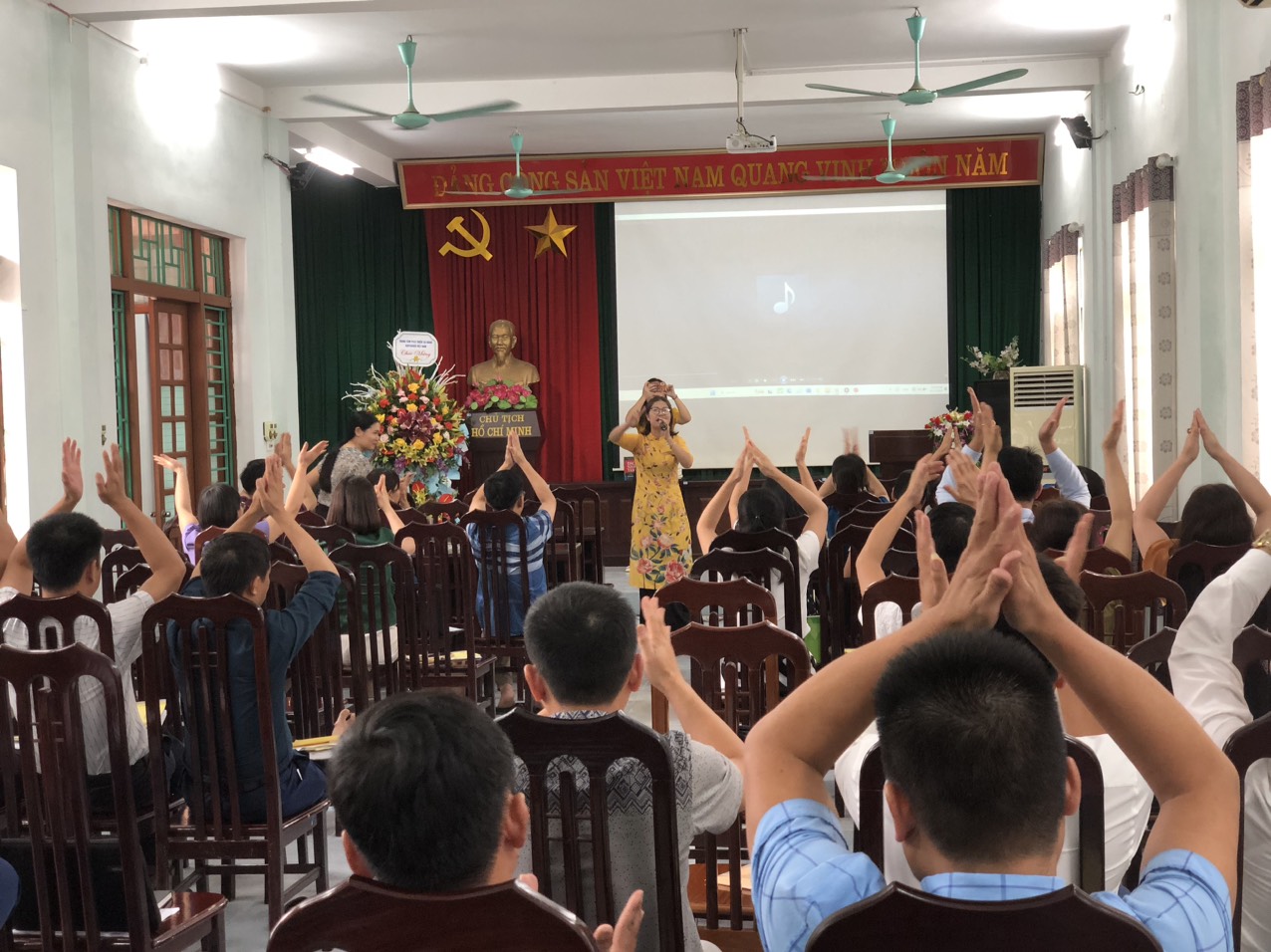 Thầy cô hào hứng với những chia sẻ của giám đốc trung tâm phát triển tài năng Superkids Việt Nam về chương trình Kỹ năng sống.