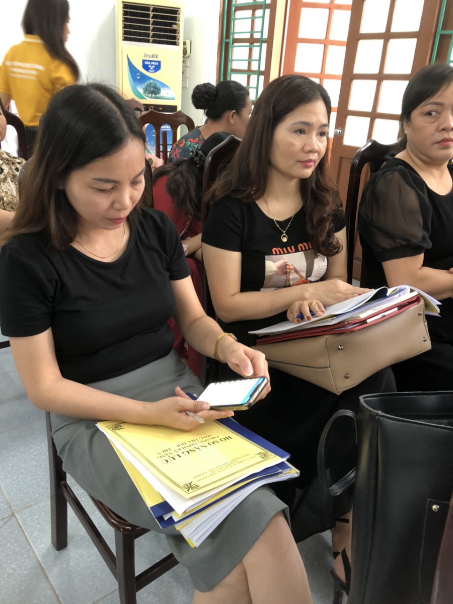 Các cô giáo nghiên cứu các chương trình của Superkids