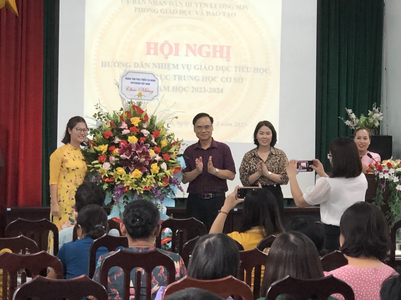 Giám đốc trung tâm bà Lê Thị Nhàn lên tặng hoa chúc mừng hội nghị.