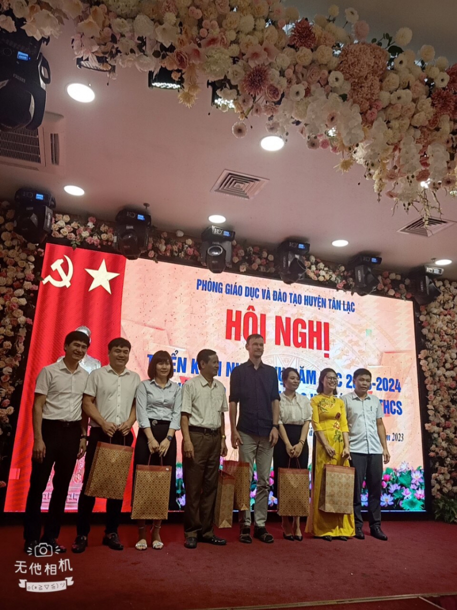 Superkids được nhận những món quà rất ý nghĩa của Phòng giáo dục huyện Tân Lạc. Superkids trân quý những món quà tuyệt vời.