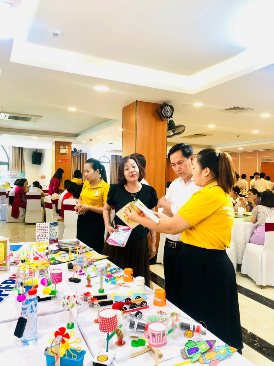 Các lãnh đạo nhà trường đang được cán bộ Superkids giới thiệu về Chương trình Hào khí Việt Nam.