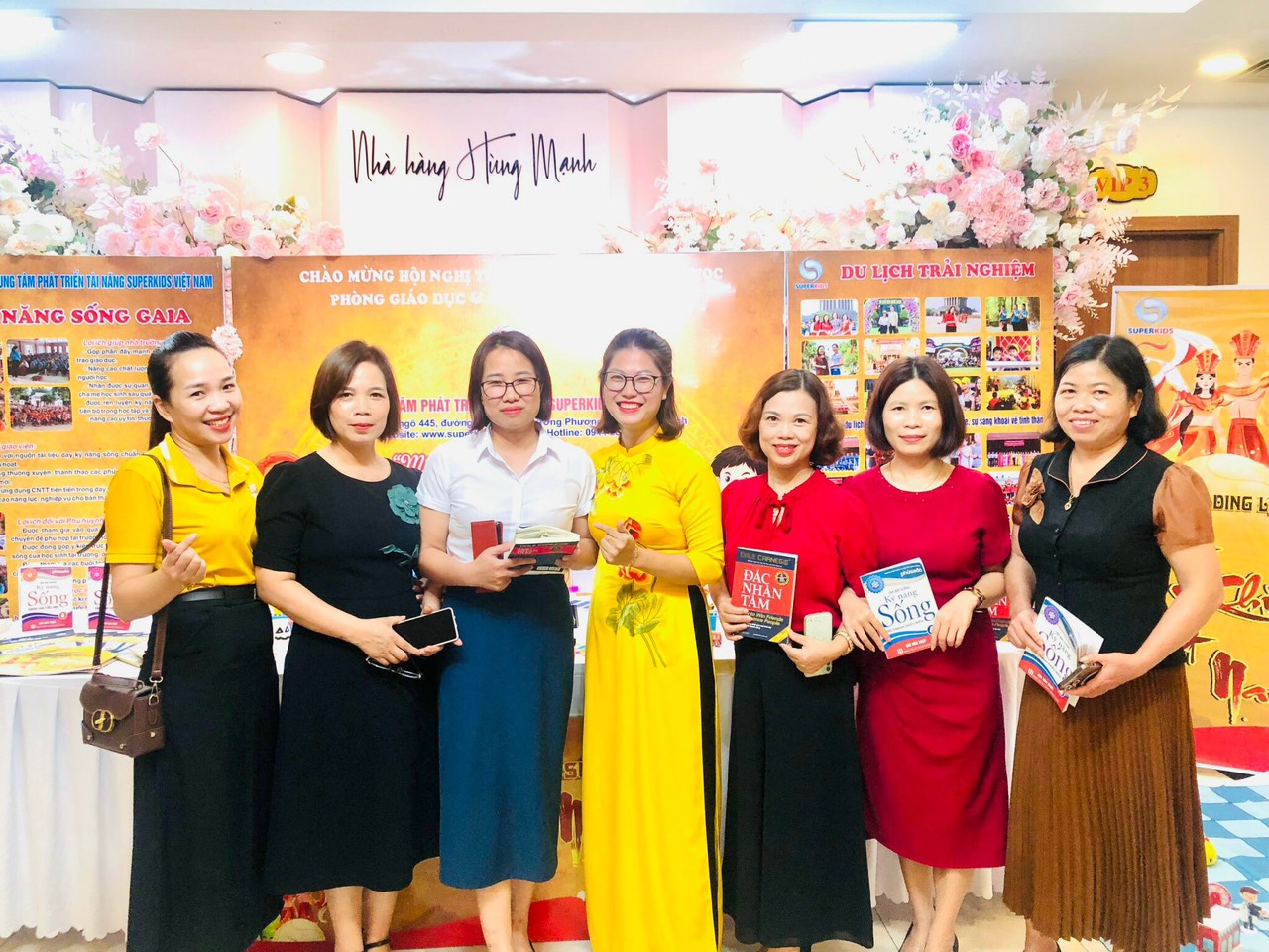 Quý thầy cô chụp ảnh lưu niệm và nhận những món quà ý nghĩa từ phía Superkids. 