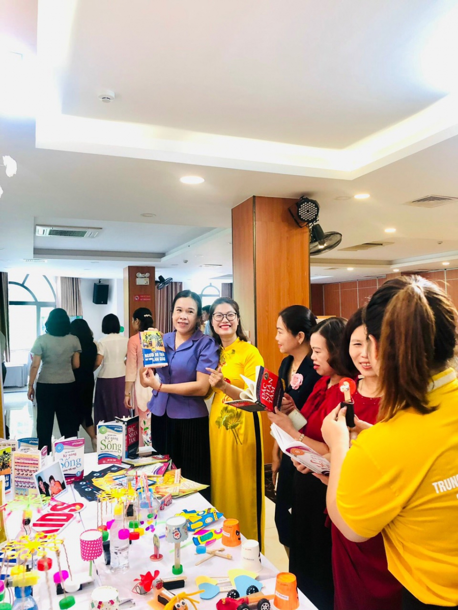 Thầy cô trải nghiệm những sản phẩm Steam của các em học sinh.