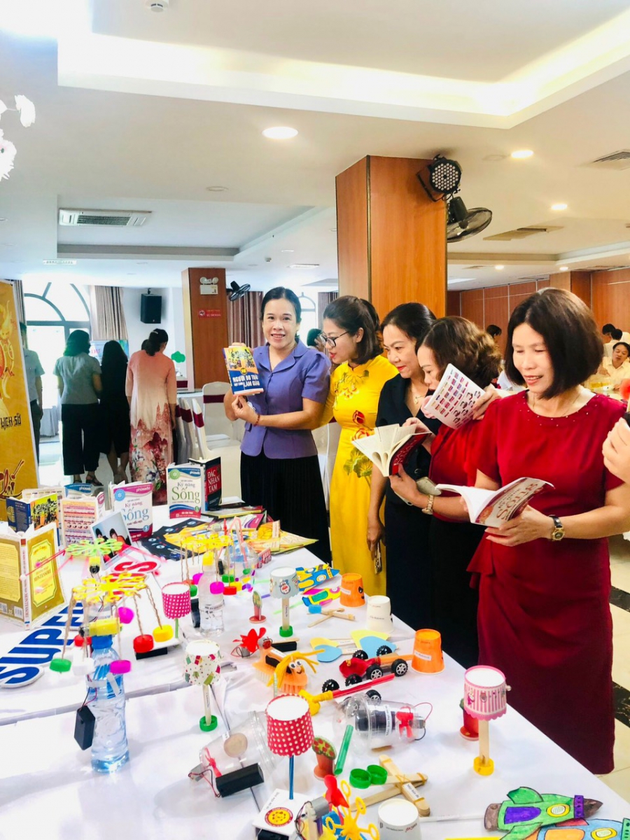 Quý thầy cô tham quan gian hàng của Trung tâm Superkids.