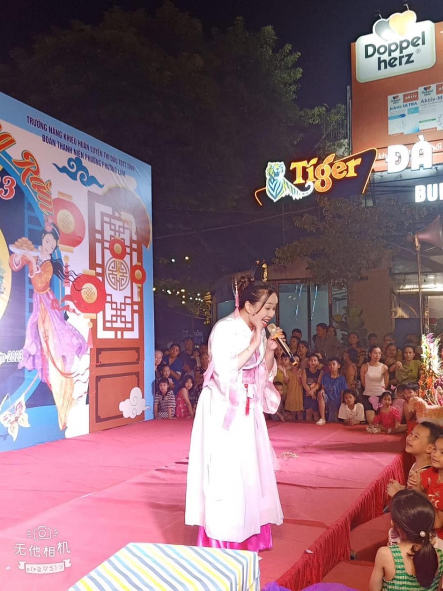 Ngày 22/9/2023 Superkids phối hợp với Ủy ban nhân dân phường Phương Lâm tổ chức chương trình Đêm hội trăng rằm cho thiếu niên, nhi đồng. Đến với buổi buổi Đêm hội trăng rằm vinh dự được đón tiếp các vị đại biểu của thành phố Hòa Bình, toàn thể nhân dân, phụ huynh và đặc biệt là toàn thể các em thiếu niên nhi đồng của phường Phương Lâm. Vào mỗi đêm Trung thu, trăng sáng tỏ khắp trần gian, trẻ em lại náo nức rước đèn phá cỗ. Tết Trung thu đã thực sự trở thành Tết của thiếu nhi cả nước. Sinh thời, Chủ tịch Hồ Chí Minh – người luôn dành những tình cảm yêu thương và sự quan tâm sâu sắc tới các cháu Thiếu niên Nhi đồng. Trung thu nào Người cũng có thư gửi cho các cháu với những lời thơ đầy cảm động. “Trung thu trăng sáng như gương Bác Hồ ngắm cảnh nhớ thương Nhi đồng Sau đây Bác viết mấy dòng Gửi cho các cháu, tỏ lòng nhớ nhung”. Một mùa thu nữa lại đến, mùa thu khiến chúng ta nhớ đến ngày đoàn tụ với mái trường, cùng ấm áp bên gia đình và bạn bè, những giây phút vui vẻ bên thầy cô và mái trường, rạng ngời bên mâm cỗ cùng đón ánh trăng lên. Trăng trung thu soi khắp đường làng ngõ phố. Trăng đêm nay sẽ là ánh trăng đẹp nhất của năm 2023.