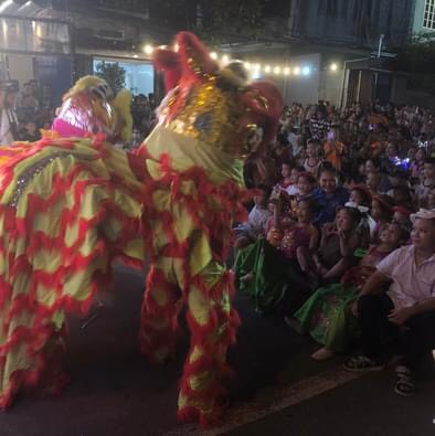 Các em nhỏ háo hức khi được xem múa lân